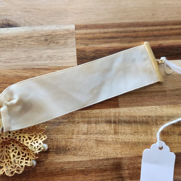 Vintage Victorian Revival Wide White Velvet Choker with Statement Cameo - Picture 11 of 11